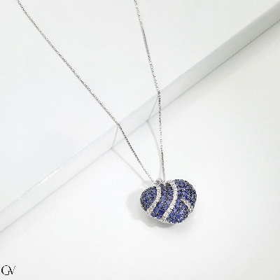 Necklace in white gold 18k with heart diamonds pavé and blue sapphires 
