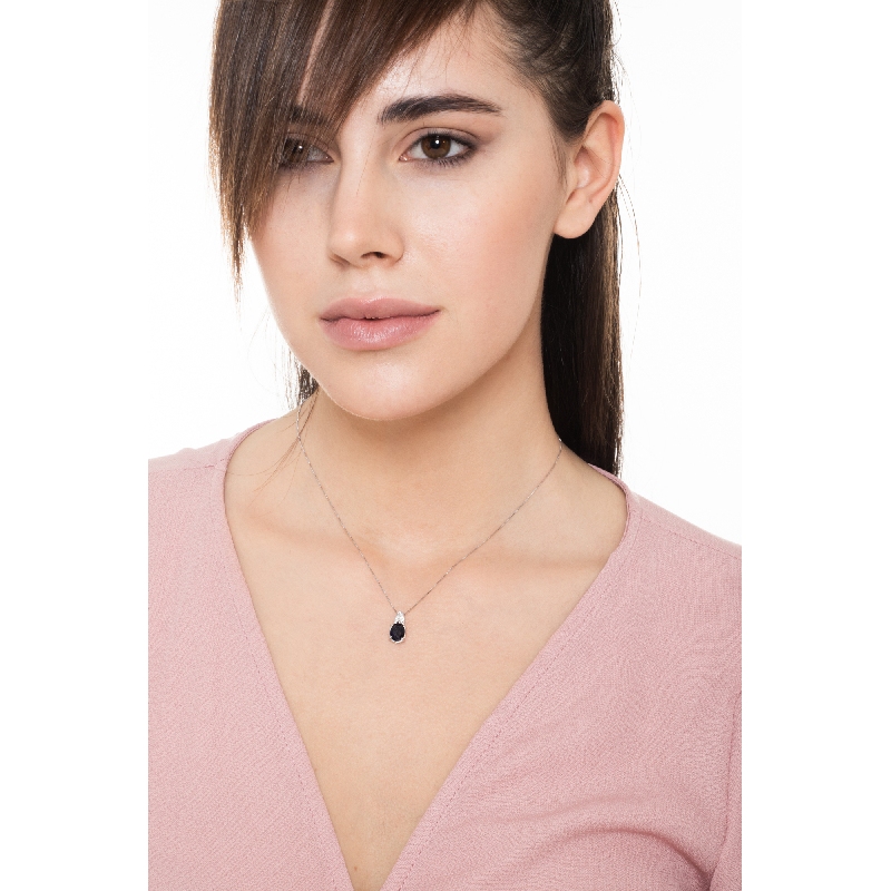 Blue sapphire pendant and diamonds