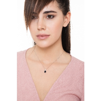 Blue sapphire pendant and diamonds