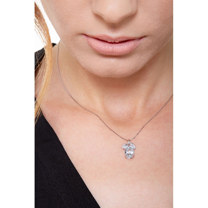 Aquamarine pendant with 2 diamond leaves