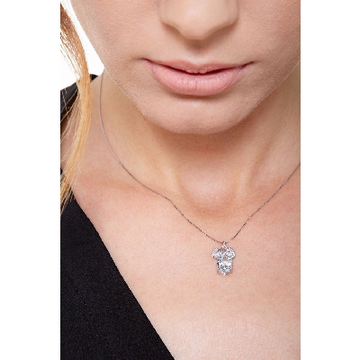 Aquamarine pendant with 2 diamond leaves