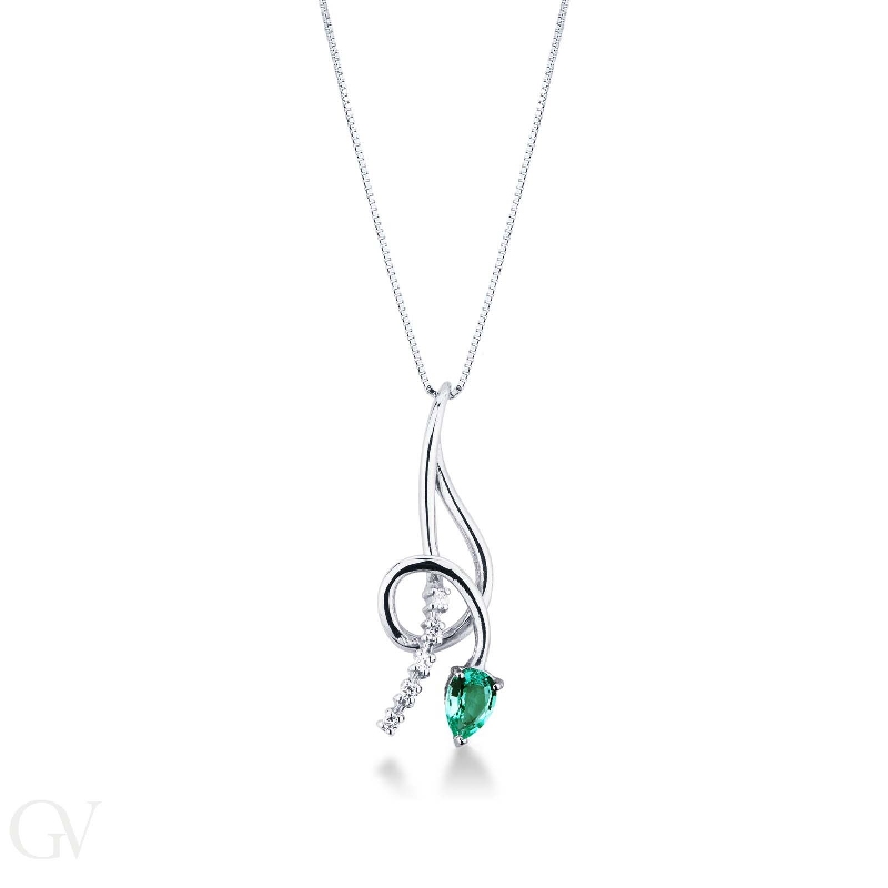 Snake pendant with emerald and diamonds