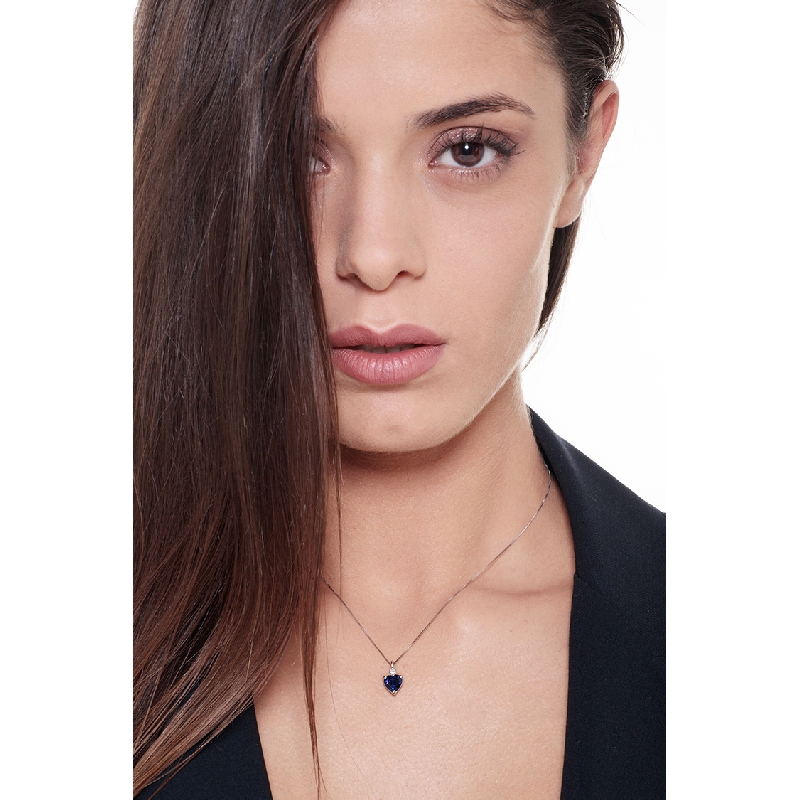 Collana con ciondolo a cuore in zaffiro blu e diamante