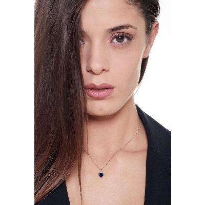 Collana con ciondolo a cuore in zaffiro blu e diamante