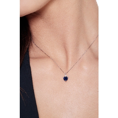 Collana con ciondolo a cuore in zaffiro blu e diamante