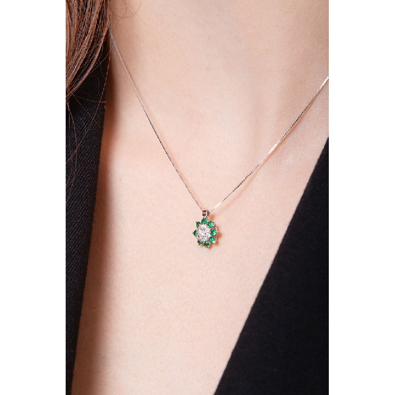 Little pendant with diamonds and emeralds