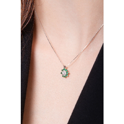 Little pendant with diamonds and emeralds