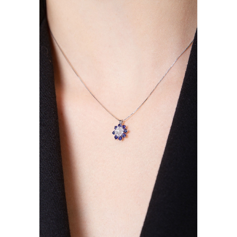 Little pendant with diamonds and blue sapphires