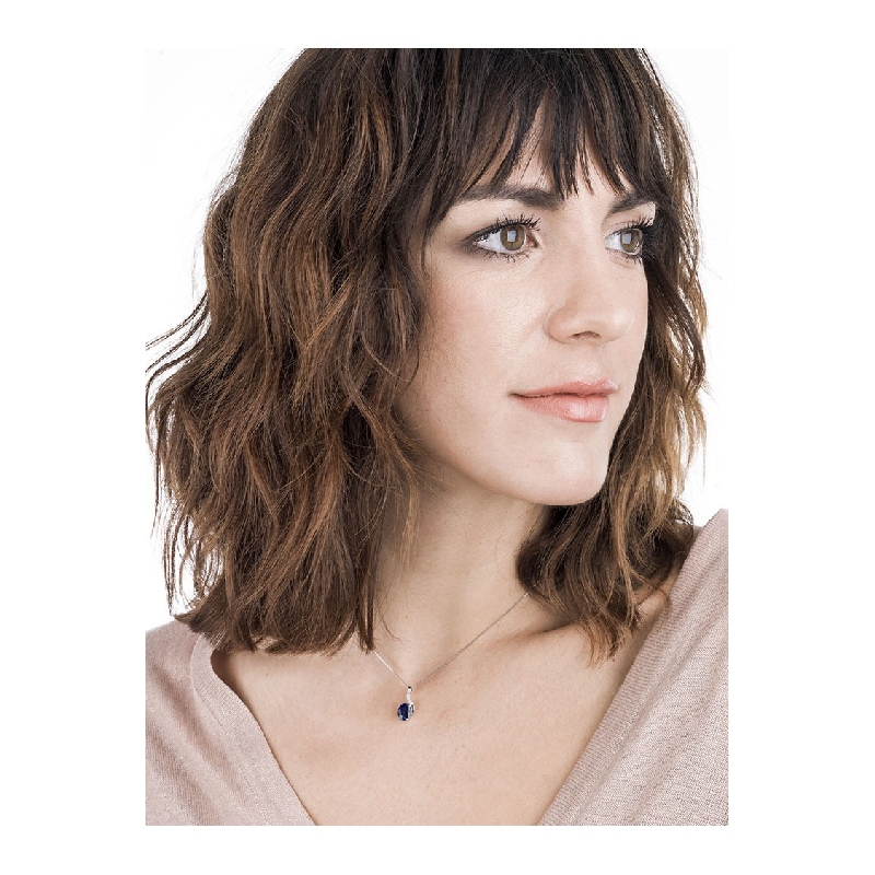 Oval sapphire pendant with a wire of diamonds