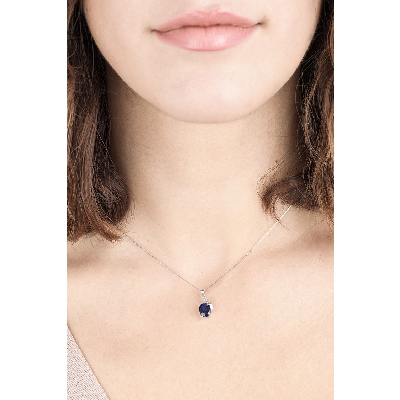 Oval sapphire pendant with a wire of diamonds