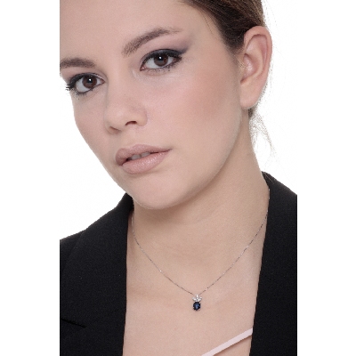 White gold 18k pendant with diamonds and a oval blue sapphire