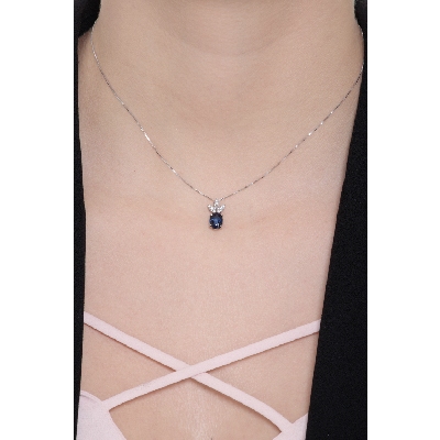 White gold 18k pendant with diamonds and a oval blue sapphire
