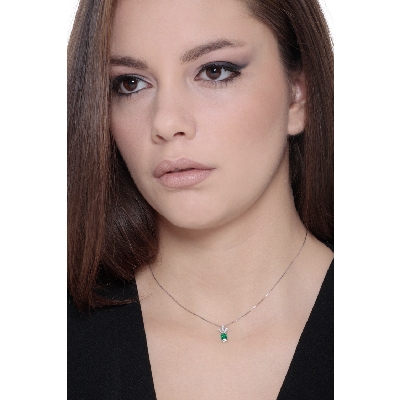 White gold 18k pendant with emerald and diamonds 