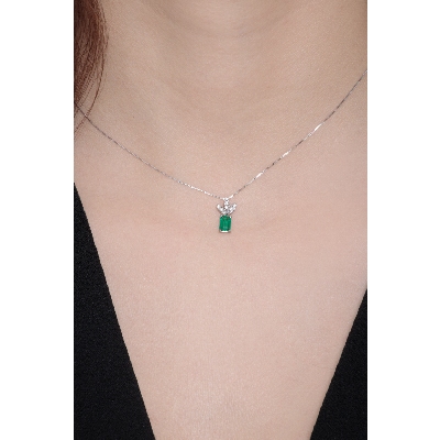 White gold 18k pendant with emerald and diamonds 