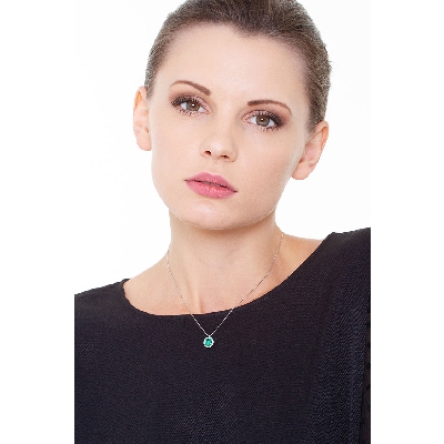Necklace with pendant, central oval emerald and diamonds