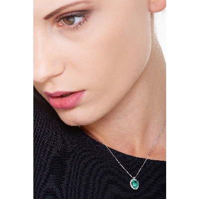 Necklace with pendant, central oval emerald and diamonds