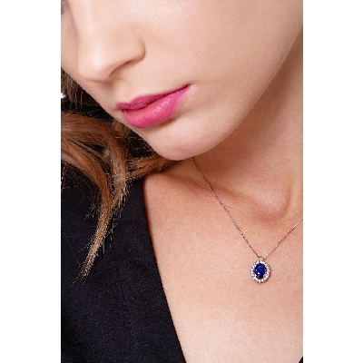 Necklace with pendant, central oval blue sapphire and a crown of diamonds