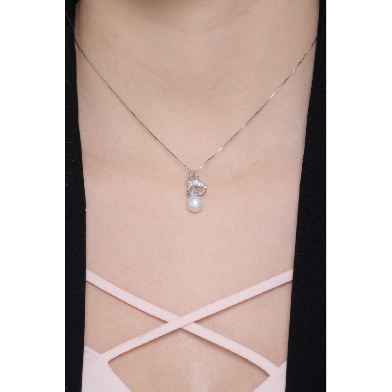 18k white gold necklace with diamonds and pearl