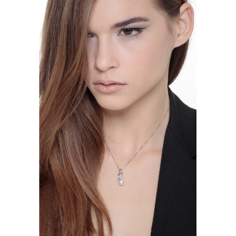 Necklace in 18k white gold with pearl pendant and diamonds