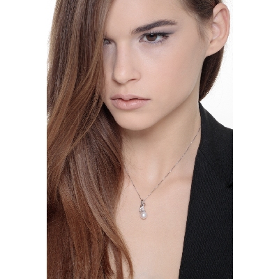 Necklace in 18k white gold with pearl pendant and diamonds