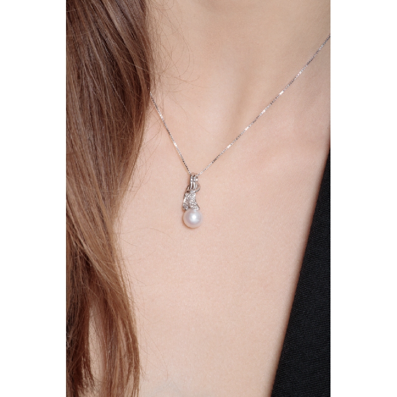 Necklace in 18k white gold with pearl pendant and diamonds