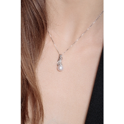 Necklace in 18k white gold with pearl pendant and diamonds