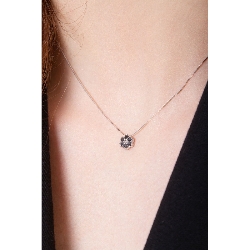 Collana in oro bianco 18k con fiore in diamanti neri e bianchi