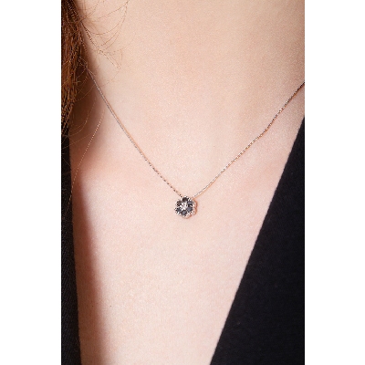 Collana in oro bianco 18k con fiore in diamanti neri e bianchi