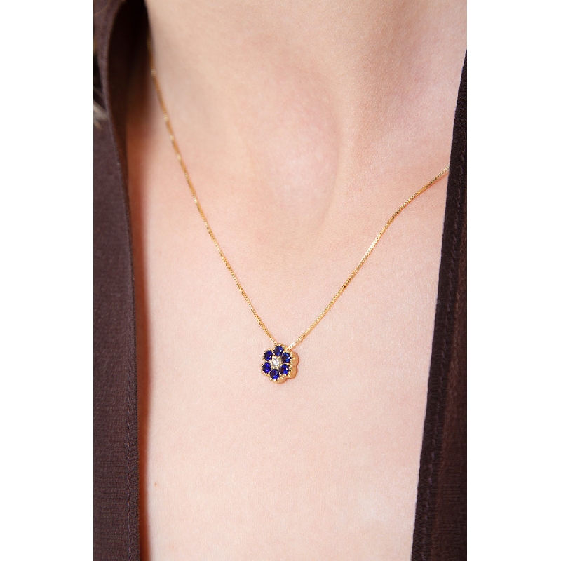 Collana in oro giallo 18k con fiore in zaffiri blu e diamante