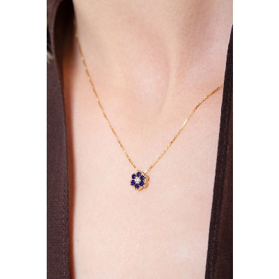 Collana in oro giallo 18k con fiore in zaffiri blu e diamante