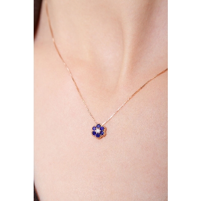 Little flower pendant in 18k rose gold with diamonds and sapphires