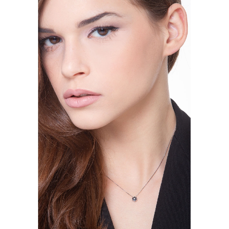 Little flower pendant in 18k white gold with black and white diamonds