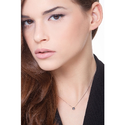 Little flower pendant in 18k white gold with black and white diamonds