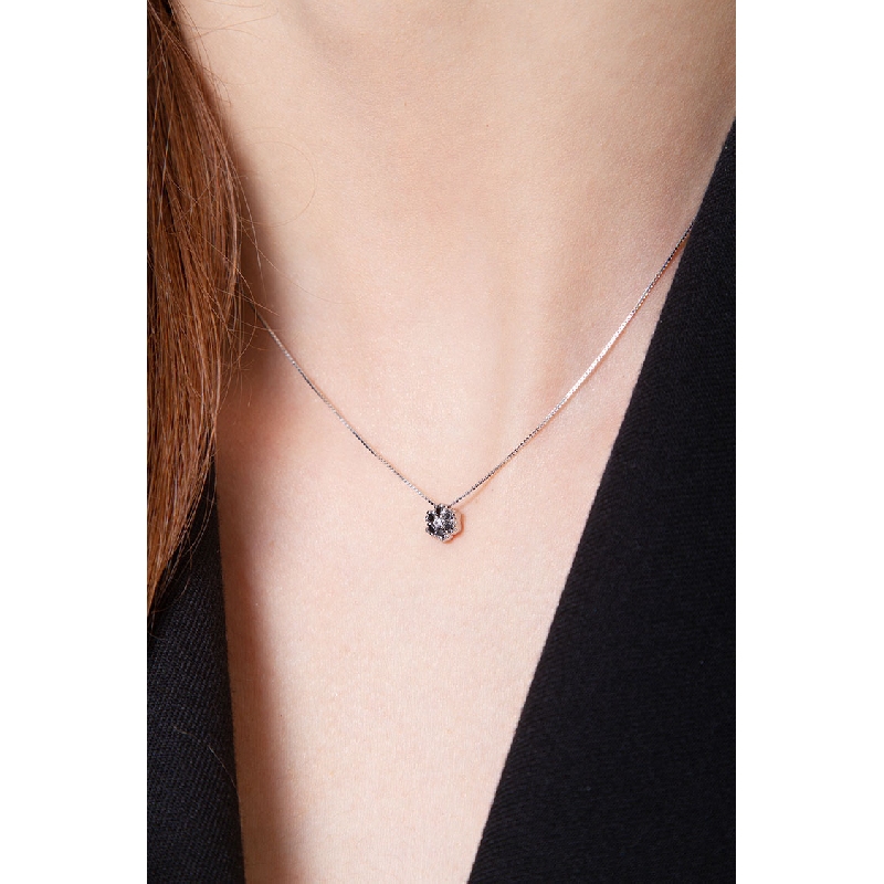 Little flower pendant in 18k white gold with black and white diamonds