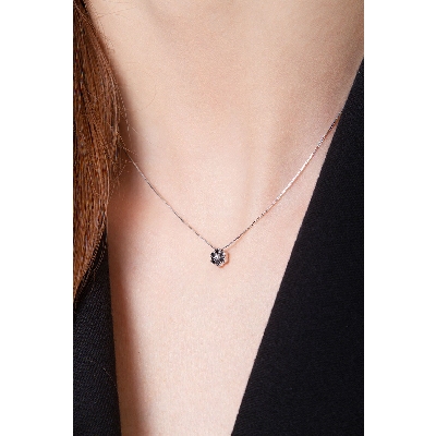 Little flower pendant in 18k white gold with black and white diamonds
