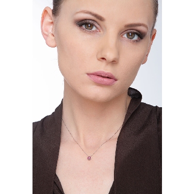 Collana in oro bianco 18k con ciondolo a fiore in rubini e diamante