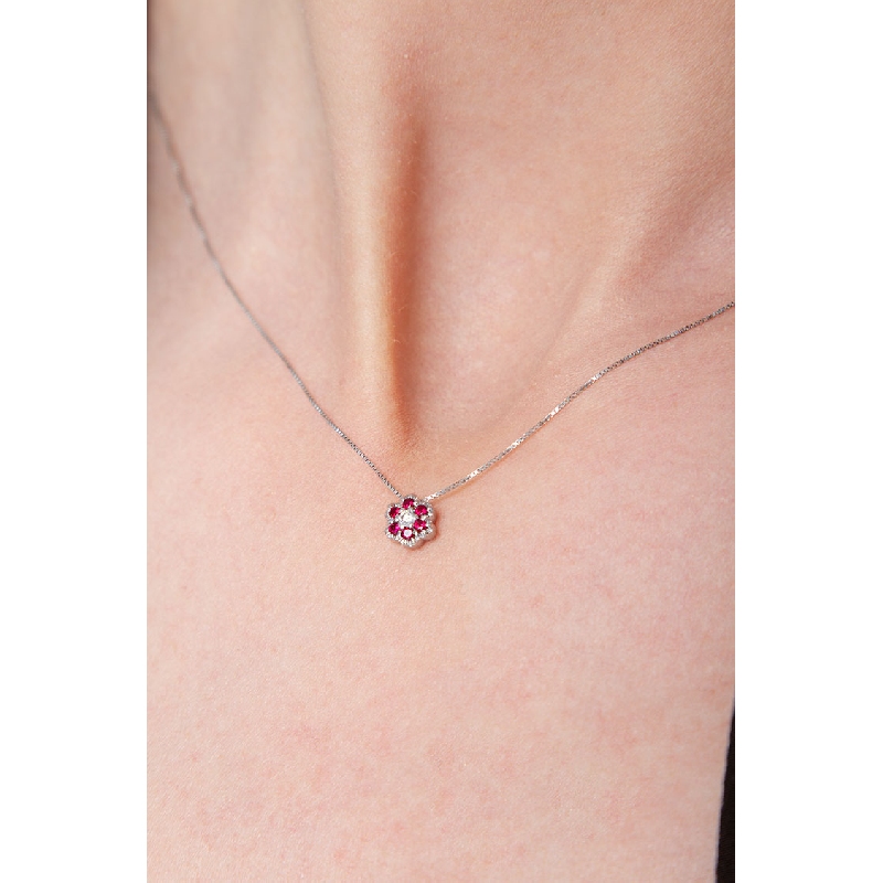 Collana in oro bianco 18k con ciondolo a fiore in rubini e diamante
