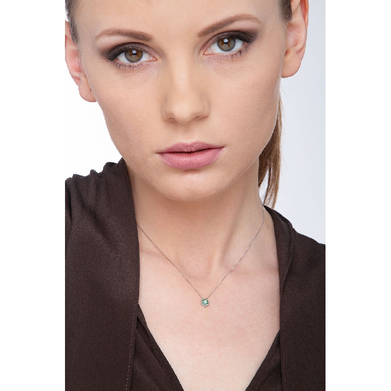 Little flower pendant in 18k white gold with emeralds and diamonds