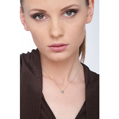 Little flower pendant in 18k white gold with emeralds and diamonds