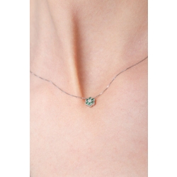 Little flower pendant in 18k white gold with emeralds and diamonds 2