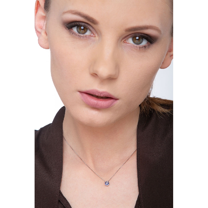 Little flower pendant in 18k white gold with blue sapphires and diamonds