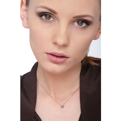 Little flower pendant in 18k white gold with blue sapphires and diamonds