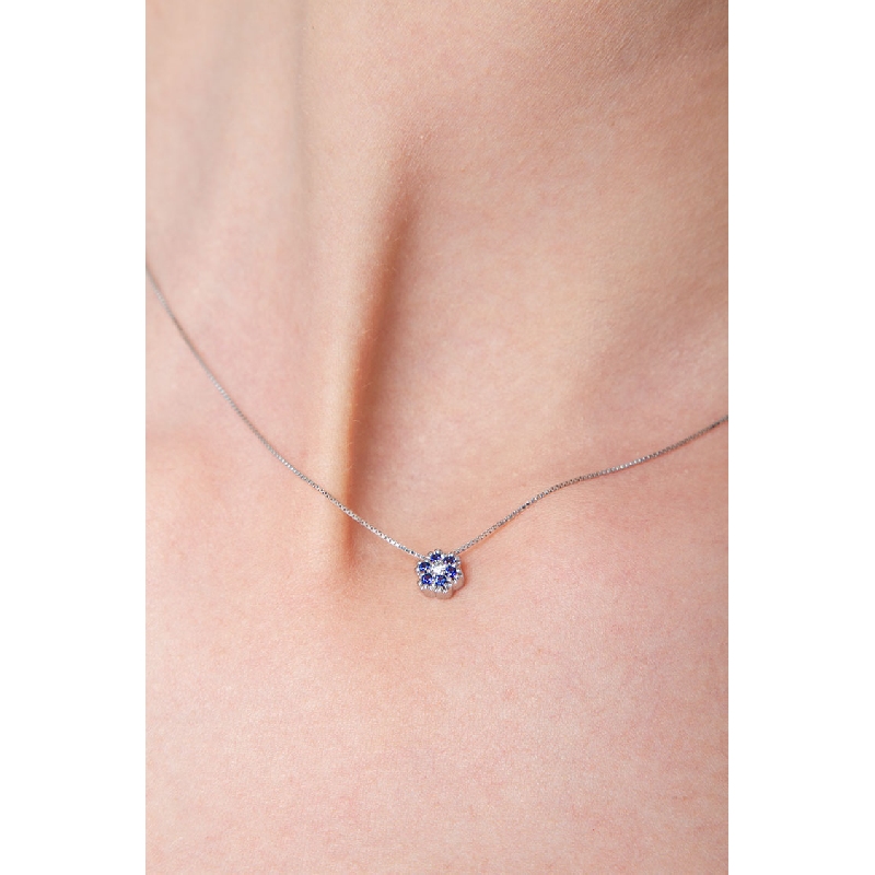 Little flower pendant in 18k white gold with blue sapphires and diamonds