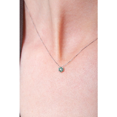 Little flower pendant in 18k white gold with diamonds and emeralds