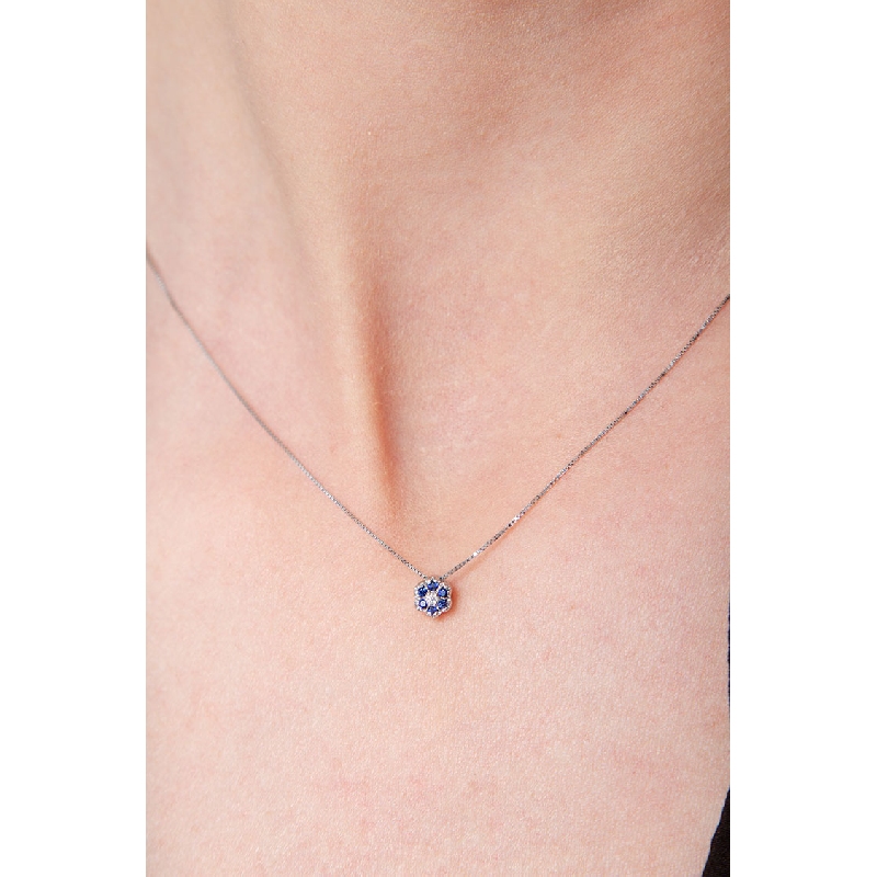 Little flower pendant in 18k white gold with diamonds and sapphires