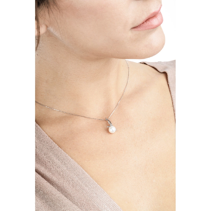 18k white gold pearl chain with diamonds