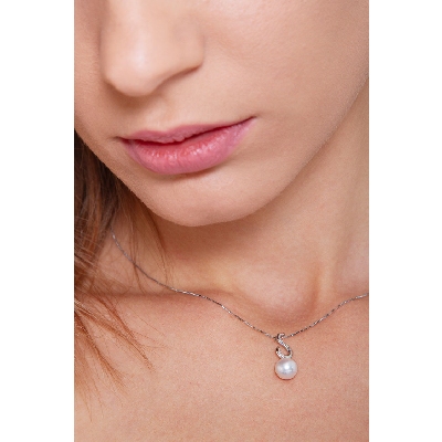 18k white gold necklace with pearl and diamonds