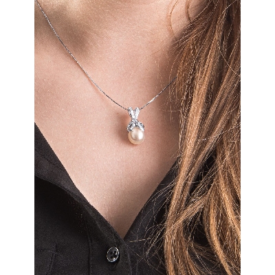 Necklace in 18k white gold with pearl and diamonds