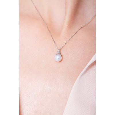 18k white gold necklace with one pearl and diamonds 