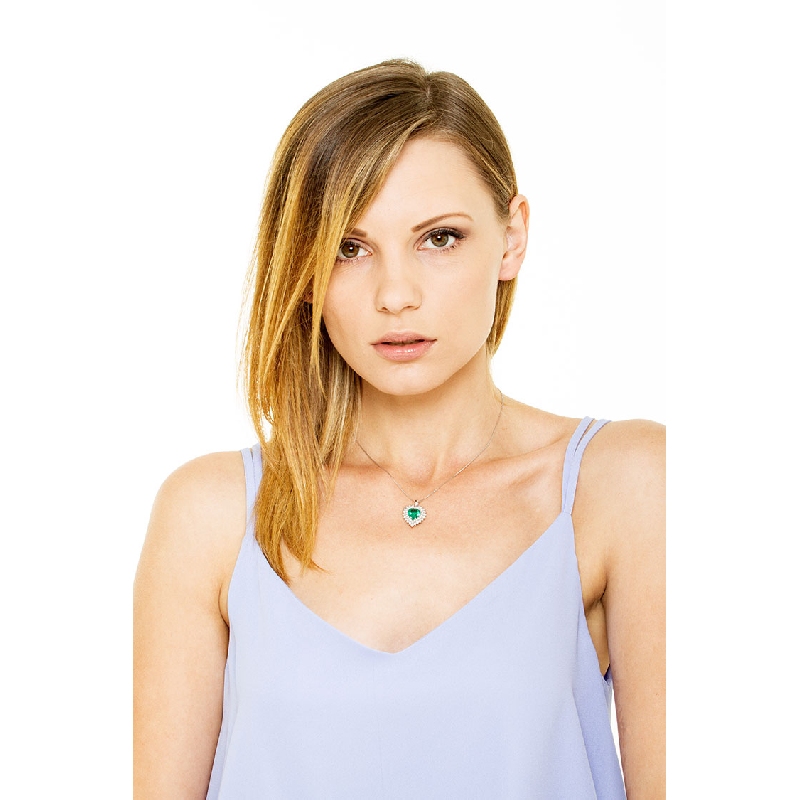 Necklace with pendant, central heart cut emerald and diamonds